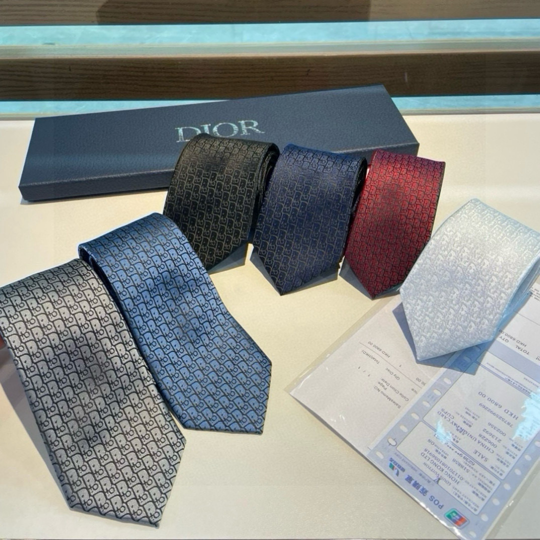 NO:942182,Dior's new tie Dior men's CD tie is a rare choice that shows exquisite craftsmanship and fashionable elegance. This tie is made of DO's most classic and iconic LOGO. It is hand-interpreted with the same color to make it more elegant and stylish. It allows men to fully display their personality. Top-notch handmade custom ties, ties, dior, ties19860909Dior家款新领带 Dior男士CD提领花带 稀有展现精湛工手与时尚优雅理的想选择,这采款用DO家最经极典具标志性LOGO提制花成的领带,以同色调法手演绎的更显雅风致范.让男士以可充分展示自己个性.顶手级工定制领带,领带,dior,ties,accessory