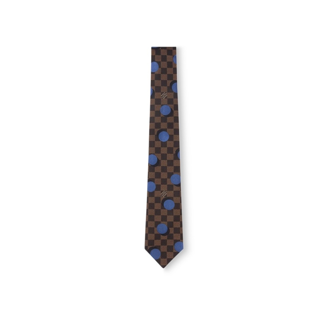 NO:942221,This Damier Dots tie is made of soft mulberry silk, integrating classic patterns into Louis Vuitton's visual language. The plaid Damier pattern is laid out as the base, embellished with circular elements, renewing the jacquard fabric with an eye-catching style, showing a sharp collision of shapes and tones, showing boldness and agility in simplicity. Tie, tie, louis vuitton, ties19860909本款Damier Dots领带采用柔软桑蚕丝,将经典图案融入路易威登的视觉语言.格纹Damier图案铺陈为底,点缀圆形元素,以瞩目格调焕新提花织物,展现形状和色调的鲜明碰撞,简约之中更见大胆与灵动.领带,领带,louis vuitton,ties,accessory