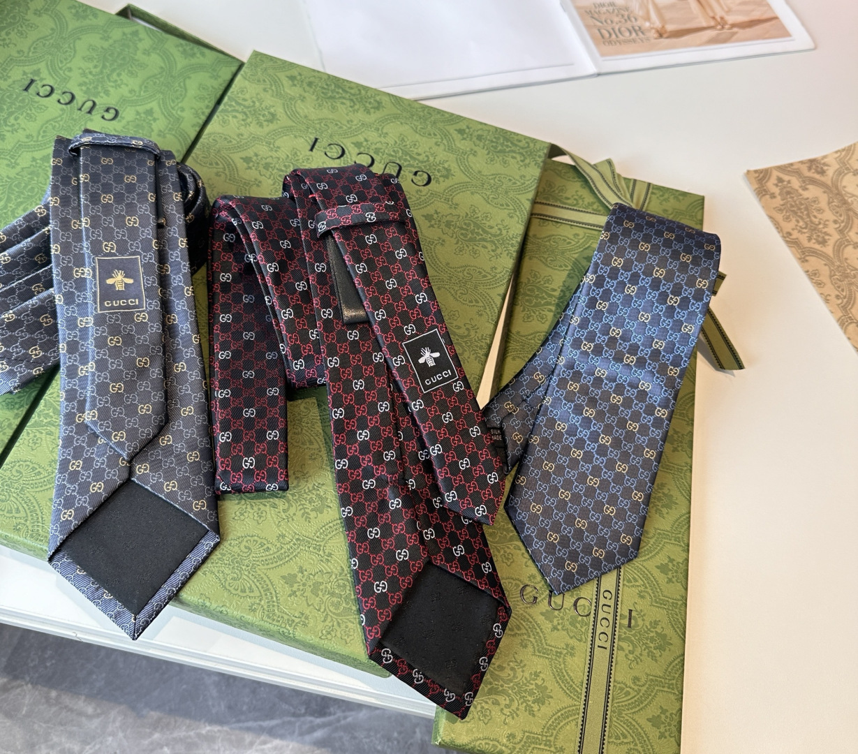 NO:942227,Special The Spring/Summer collection features new accessories. This collection of men's mulberry silk accessories is crafted in a variety of colors inspired by runway looks, reimagining the brand's classic monogram and symbolic elements. This tie is crafted from blue and yellow GG mulberry silk jacquard. Gucci bee label on the back. 148cm (L) x 7cm (W) Tie, tie, gucci, ties19860909特 春夏系列精彩呈献配饰新作.这款男士桑蚕丝配饰系列匠心演绎从秀场造型汲取灵感的各式配色,焕新呈现品牌经典字母交织图案和符号元素.这款领带以蓝色和黄色GG桑蚕丝提花面料匠心打造. 蓝色和黄色GG桑蚕丝提花面料 背面饰Gucci蜜蜂标签 148厘米（长）x 7厘米（宽）领带,领带,gucci,ties,accessory