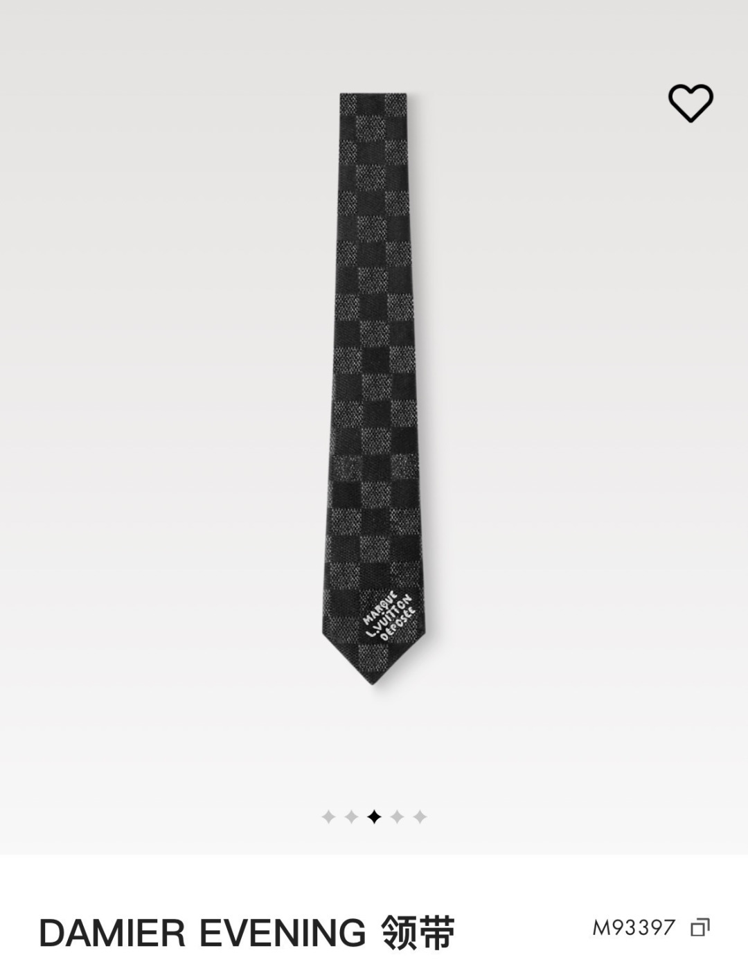 NO:942233,Special This tie is made from a blend of mulberry silk decorative threads, and brings together brand elements designed by creative director Pharrell Williams. The classic Damier pattern can brighten the evening look, and the Marque L.Vuitton Déposée logo adds a casual meaning. Tie, tie, ties19860909特 本款领带取材桑蚕丝装饰线混纺,汇聚创意总监Pharrell Williams 设计的品牌元素.经典Damier图案可为晚装造型点亮瞩目一隅, Marque L.Vuitton Déposée标识再添闲适意味.领带,领带,ties,accessory