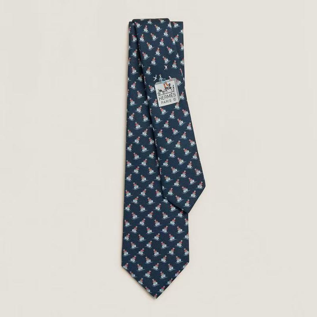 NO:942177,This H silk tie is made of high-quality mulberry silk, smooth and shiny to the touch. The tie is printed with the classic 'H' letter pattern, highlighting the brand's iconic design. The width is about 7-8 cm, suitable for business or formal occasions. Paired with an orange gift box and branded webbing, it shows luxury and sophistication. Known for its exquisite craftsmanship and unique design, Hermès ties are a symbol of taste and status. Tie, tie, hermes, ties19860909特 这H 丝质领带,采用高品质桑蚕丝,触感柔滑有光泽.领带印有经典“H”字母图案,彰显品牌标志性设计.宽度约7-8厘米,适合商务或正式场合佩戴.搭配橙色礼盒和品牌织带,尽显奢华与精致.爱马仕领带以精湛工艺和独特设计著称,是品味与身份的象征领带,领带,hermes,ties,accessory