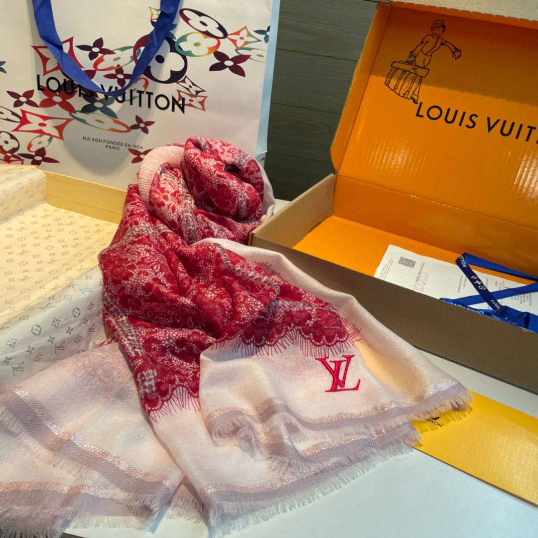 这款当之无愧的新款爆款，LV单品，四边金属框打造极致奢华的大牌风，纯色配以两大创造师的经典logo，低调中彰显着奢华，贯