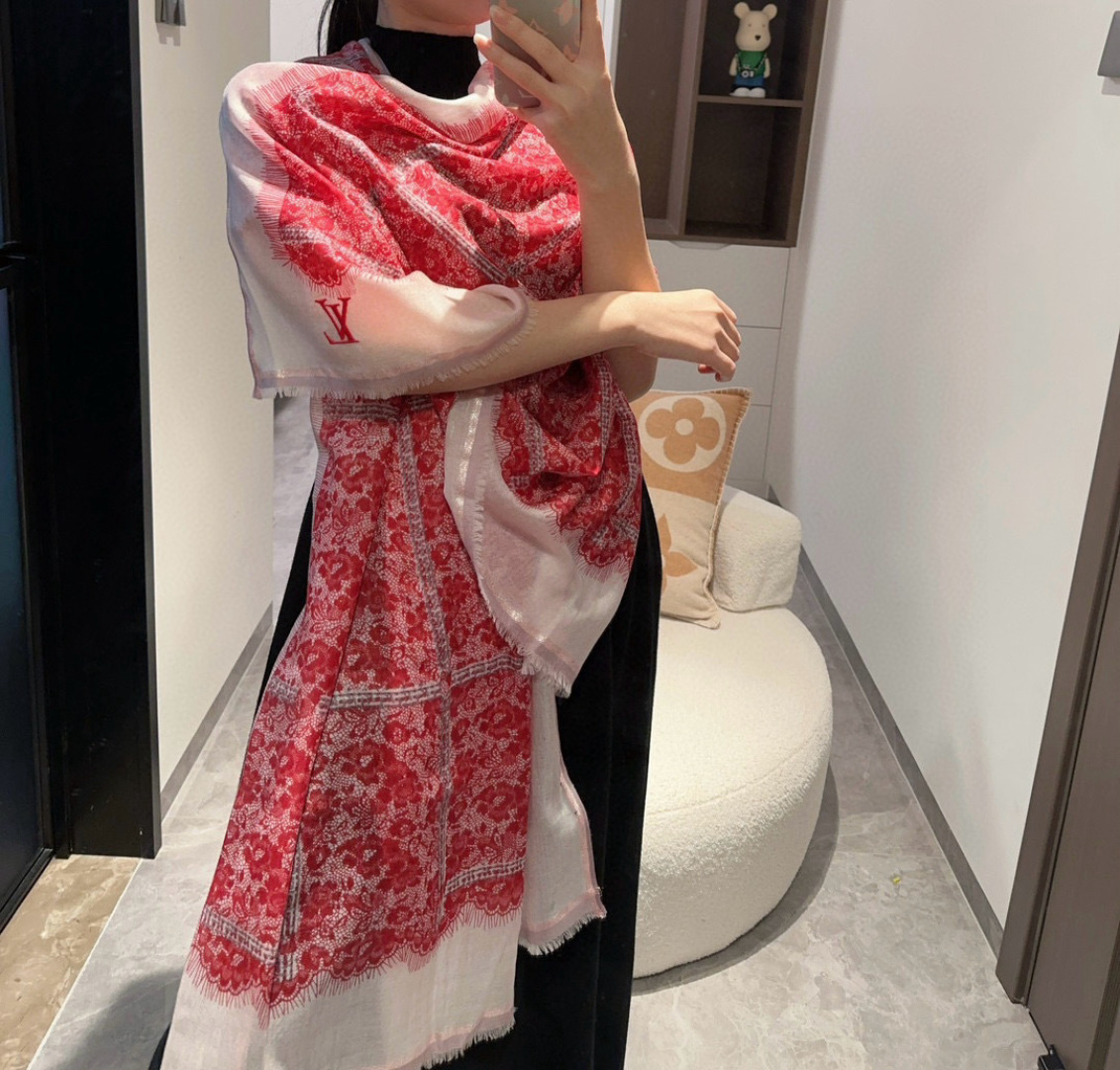 这款当之无愧的新款爆款，LV单品，四边金属框打造极致奢华的大牌风，纯色配以两大创造师的经典logo，低调中彰显着奢华，贯
