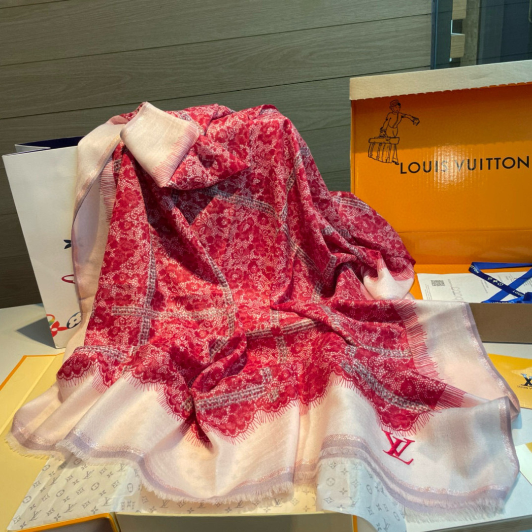 这款当之无愧的新款爆款，LV单品，四边金属框打造极致奢华的大牌风，纯色配以两大创造师的经典logo，低调中彰显着奢华，贯