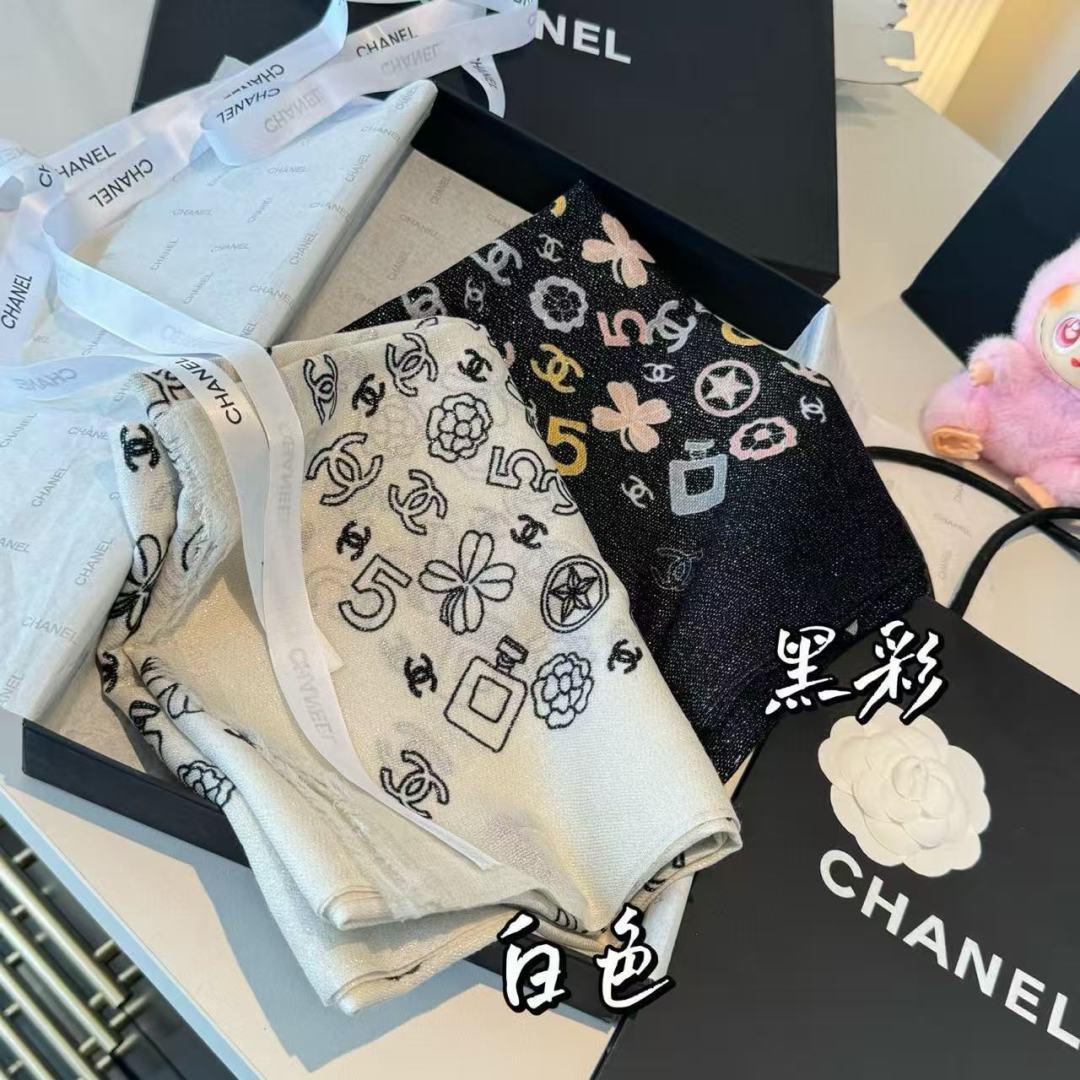 上新❤️ 超级有腔调！！！巨巨巨巨美的闪光女神】谁懂这种秋冬调性的美啊？！！！这款小香披肩也是我疯狂喜欢的一款，一试完就
