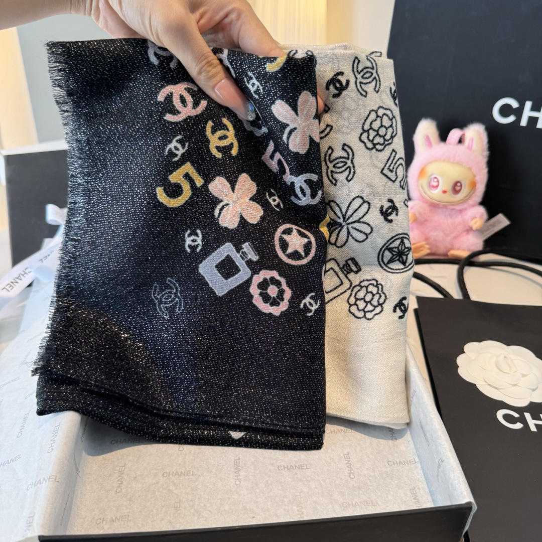 上新❤️ 超级有腔调！！！巨巨巨巨美的闪光女神】谁懂这种秋冬调性的美啊？！！！这款小香披肩也是我疯狂喜欢的一款，一试完就