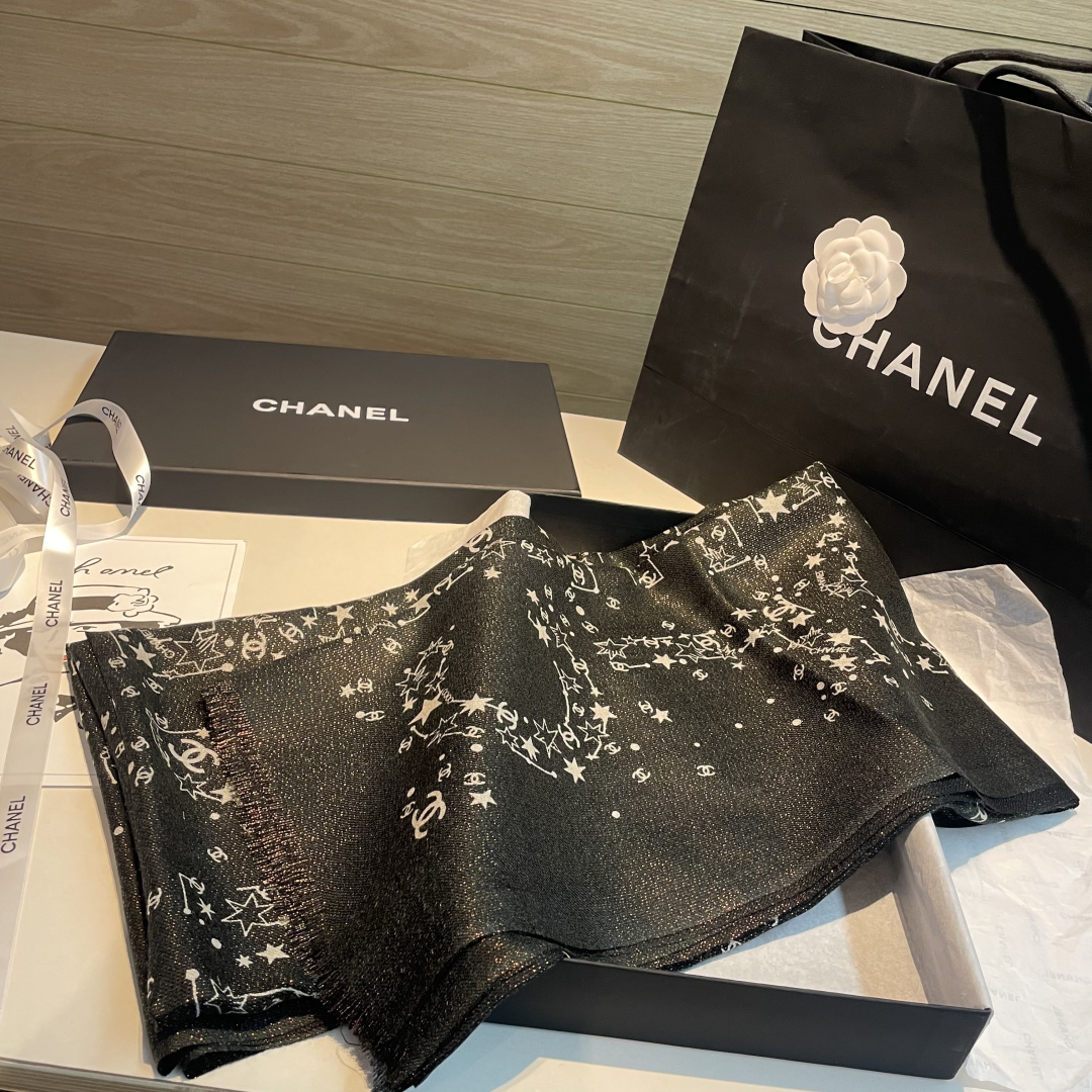 上新🌟  会发光发亮的围巾 💄💋新款客供银线💖羊绒面料长巾 😘美翻了[流泪]【小香银线图标】，御用殿堂级极品‼️新款专柜
