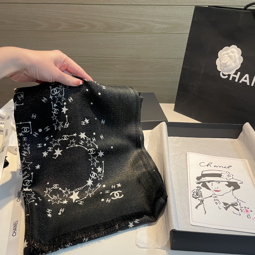 上新🌟  会发光发亮的围巾 💄💋新款客供银线💖羊绒面料长巾 😘美翻了[流泪]【小香银线图标】，御用殿堂级极品‼️新款专柜