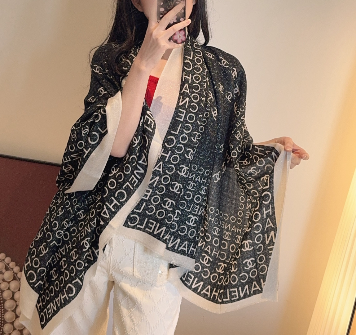 上新🌟  会发光发亮的围巾 💄💋新款客供银线💖羊绒面料长巾 😘美翻了[流泪]【小香银线图标】，御用殿堂级极品‼️新款专柜