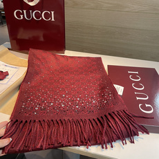 gucci新款满天星水钻围巾,宝子们今年CNY系列真的是杀疯了🧣 一整个被这波新年朱樱红戳中新年DNA红底➕巴西亮钻bl gucci新款满天星水钻围巾,宝子们今年CNY系列真的是杀疯了🧣 一整个被这波新年朱樱红戳中新年DNA红底➕巴西亮钻bl