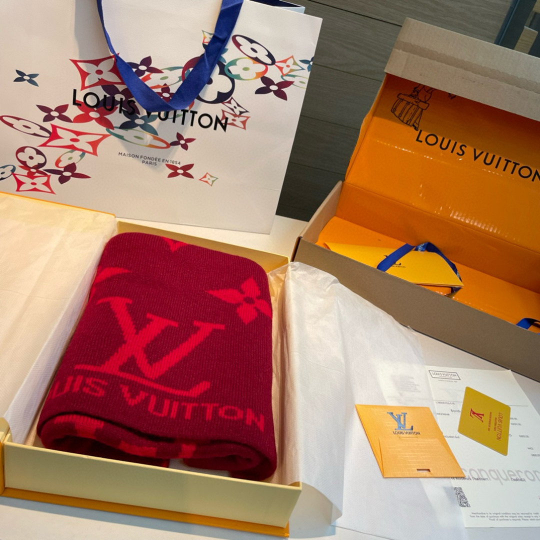 爆款上新 情侣款👍👍LV 独家牛货🐂  奢华尽在尺寸之间，高端品质‼️具有超高羊绒品质才会被此品牌青睐‼️这种精品是市场