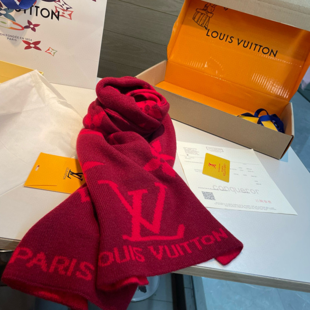爆款上新 情侣款👍👍LV 独家牛货🐂  奢华尽在尺寸之间，高端品质‼️具有超高羊绒品质才会被此品牌青睐‼️这种精品是市场