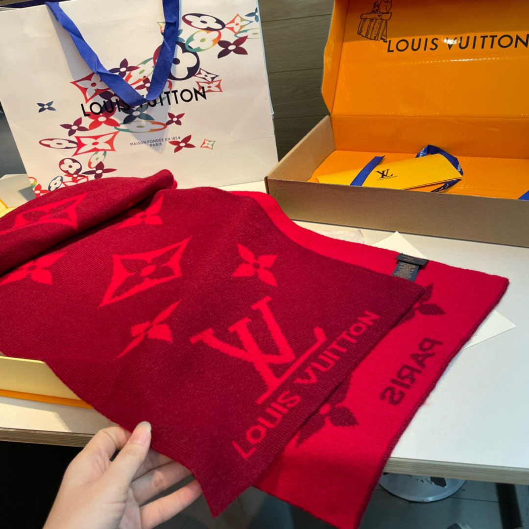 爆款上新 情侣款👍👍LV 独家牛货🐂  奢华尽在尺寸之间，高端品质‼️具有超高羊绒品质才会被此品牌青睐‼️这种精品是市场