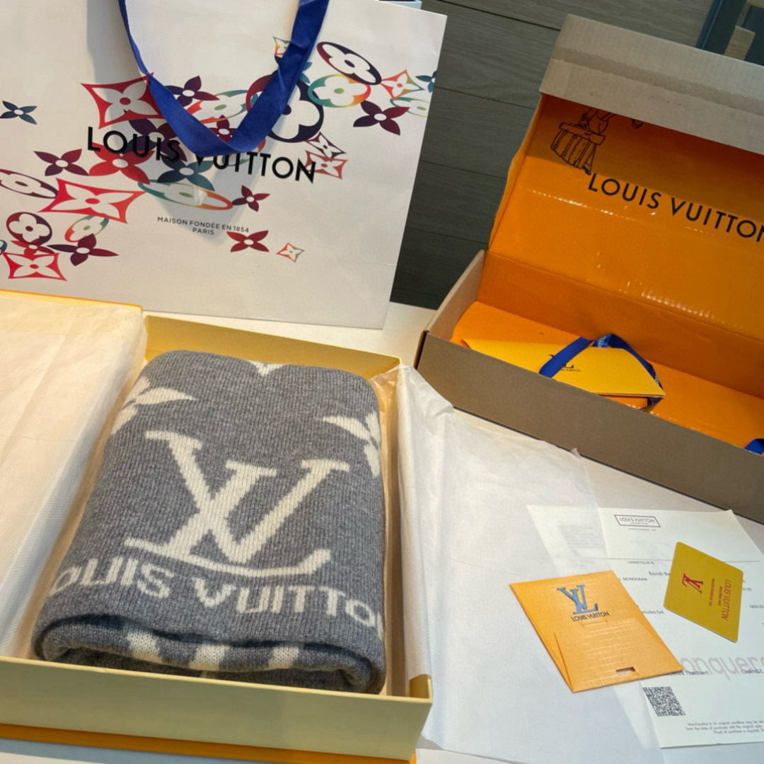 爆款上新 情侣款👍👍LV 独家牛货🐂  奢华尽在尺寸之间，高端品质‼️具有超高羊绒品质才会被此品牌青睐‼️这种精品是市场