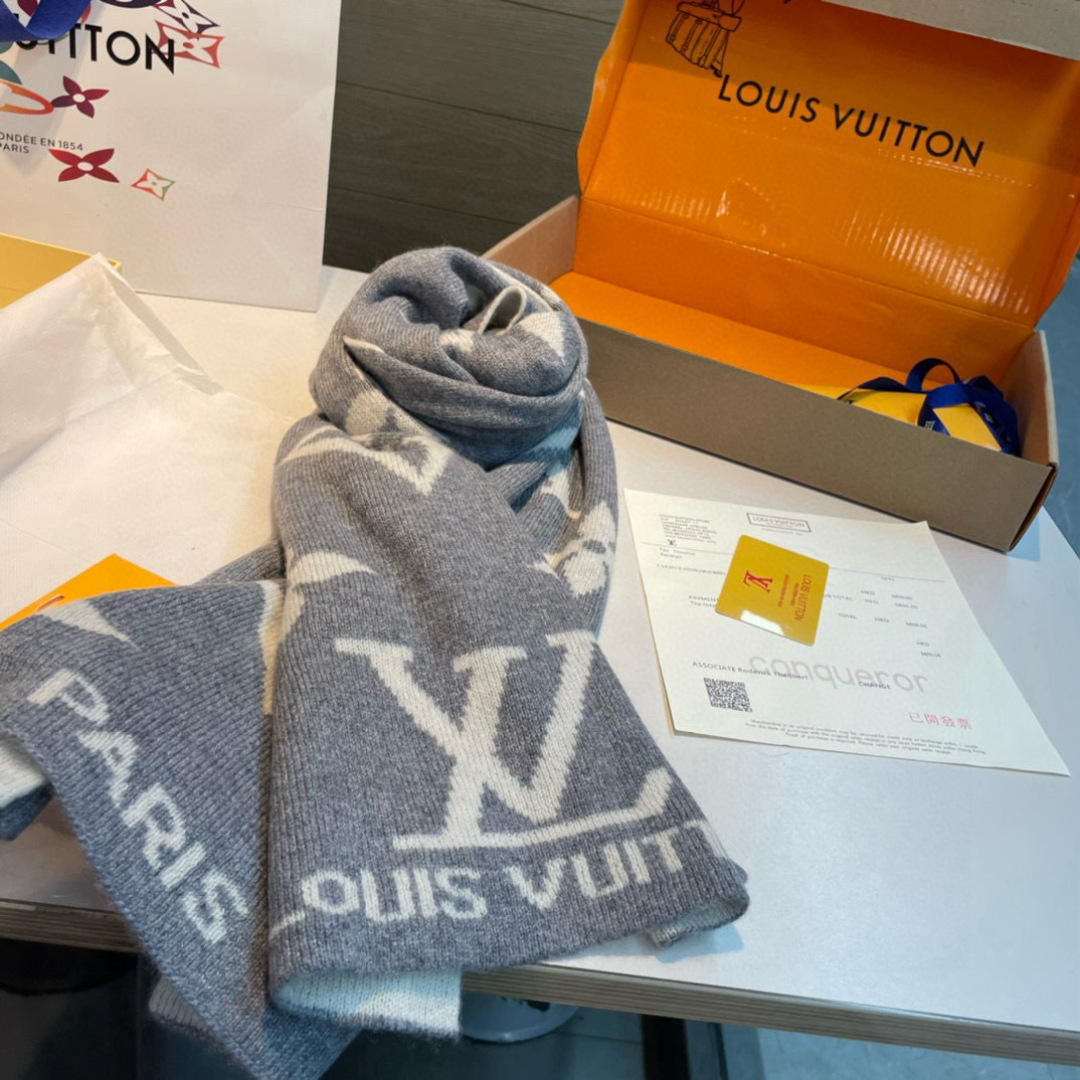爆款上新 情侣款👍👍LV 独家牛货🐂  奢华尽在尺寸之间，高端品质‼️具有超高羊绒品质才会被此品牌青睐‼️这种精品是市场