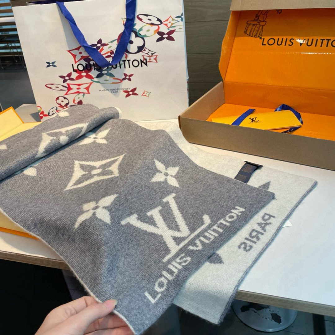 爆款上新 情侣款👍👍LV 独家牛货🐂  奢华尽在尺寸之间，高端品质‼️具有超高羊绒品质才会被此品牌青睐‼️这种精品是市场