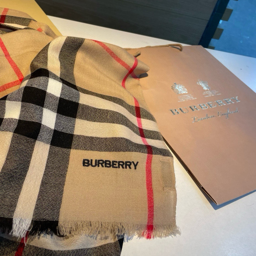 😘😘【徽标格纹】羊绒长巾⚜️bur殿堂级御用推荐❗️出口英国的订单！最新经典混纺系列。来的太是时候了❗️非常适合春秋及空