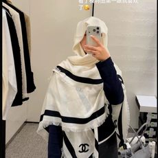 高版本还原的小香 米白拼黑边丝光羊毛披肩 往身上随便一搭 复古简约 精选丝羊绒奢柔面料,黑白交织,经典百搭,薄厚适中, 高版本还原的小香 米白拼黑边丝光羊毛披肩 往身上随便一搭 复古简约 精选丝羊绒奢柔面料,黑白交织,经典百搭,薄厚适中,