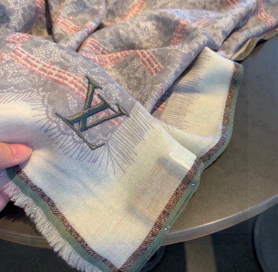 这款当之无愧的新款爆款，LV单品，四边金属框打造极致奢华的大牌风，纯色配以两大创造师的经典logo，低调中彰显着奢华，贯