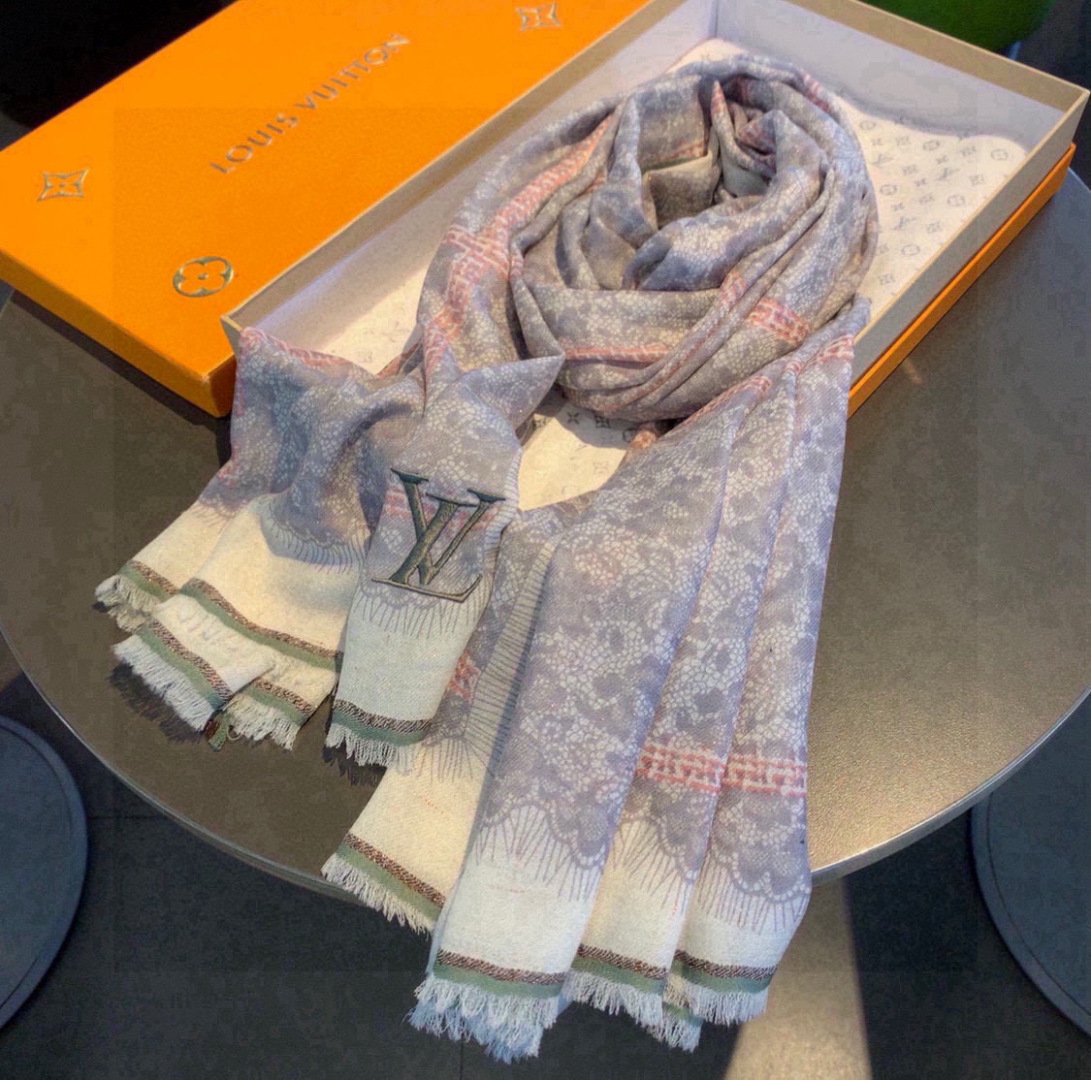 这款当之无愧的新款爆款，LV单品，四边金属框打造极致奢华的大牌风，纯色配以两大创造师的经典logo，低调中彰显着奢华，贯