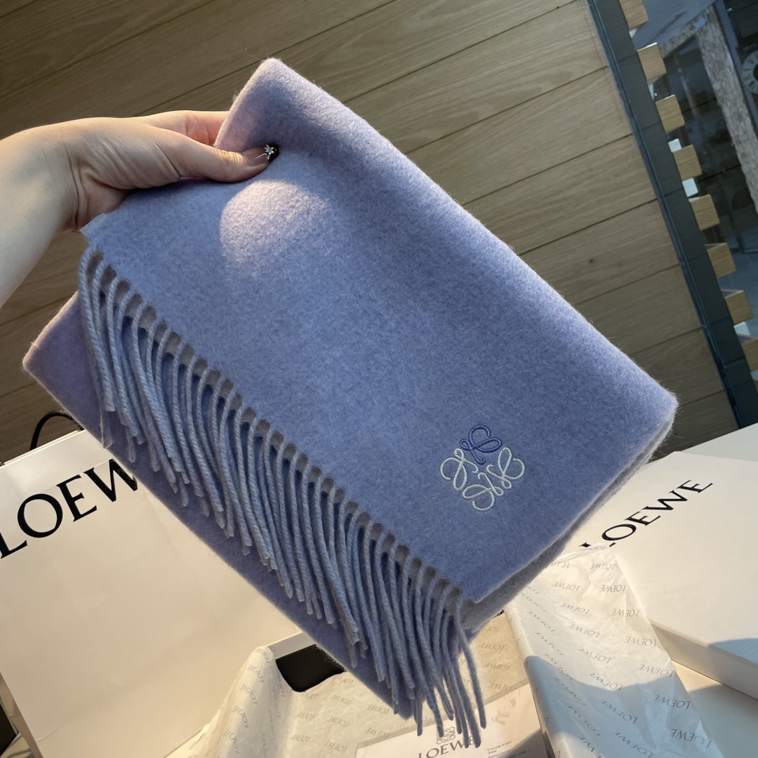上新！Loewe · 罗意威️难得一见的温柔配色，低调又不失优雅❗️】重点推荐❗️双面配色，一条围巾两种风格搭配，高级舒