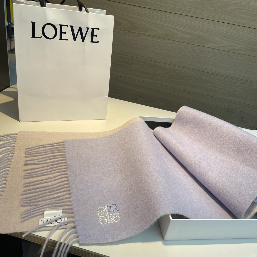 上新！Loewe · 罗意威️难得一见的温柔配色，低调又不失优雅❗️】重点推荐❗️双面配色，一条围巾两种风格搭配，高级舒
