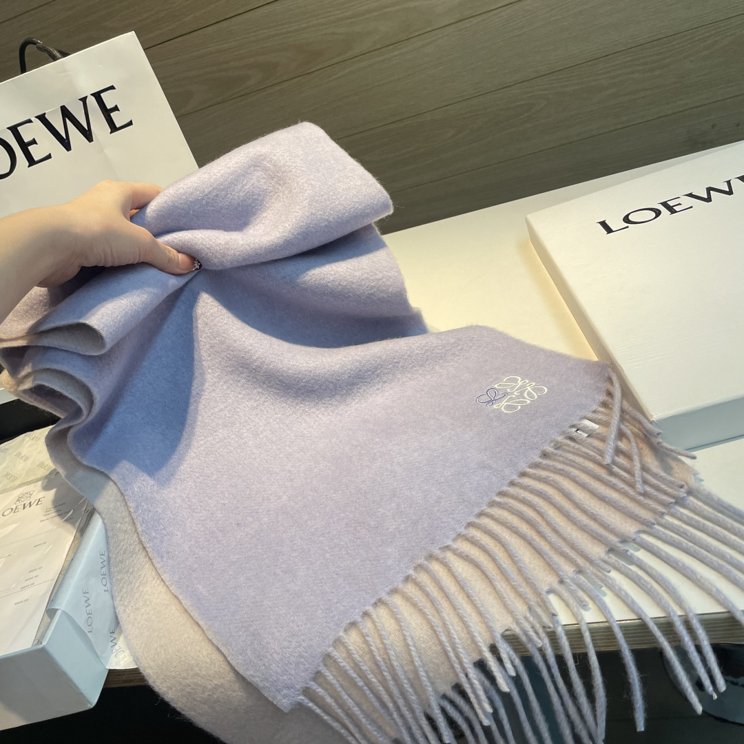 上新！Loewe · 罗意威️难得一见的温柔配色，低调又不失优雅❗️】重点推荐❗️双面配色，一条围巾两种风格搭配，高级舒