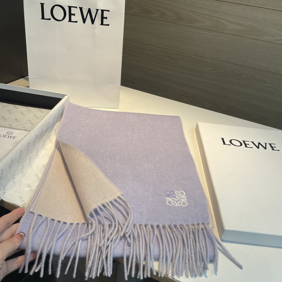上新！Loewe · 罗意威️难得一见的温柔配色，低调又不失优雅❗️】重点推荐❗️双面配色，一条围巾两种风格搭配，高级舒