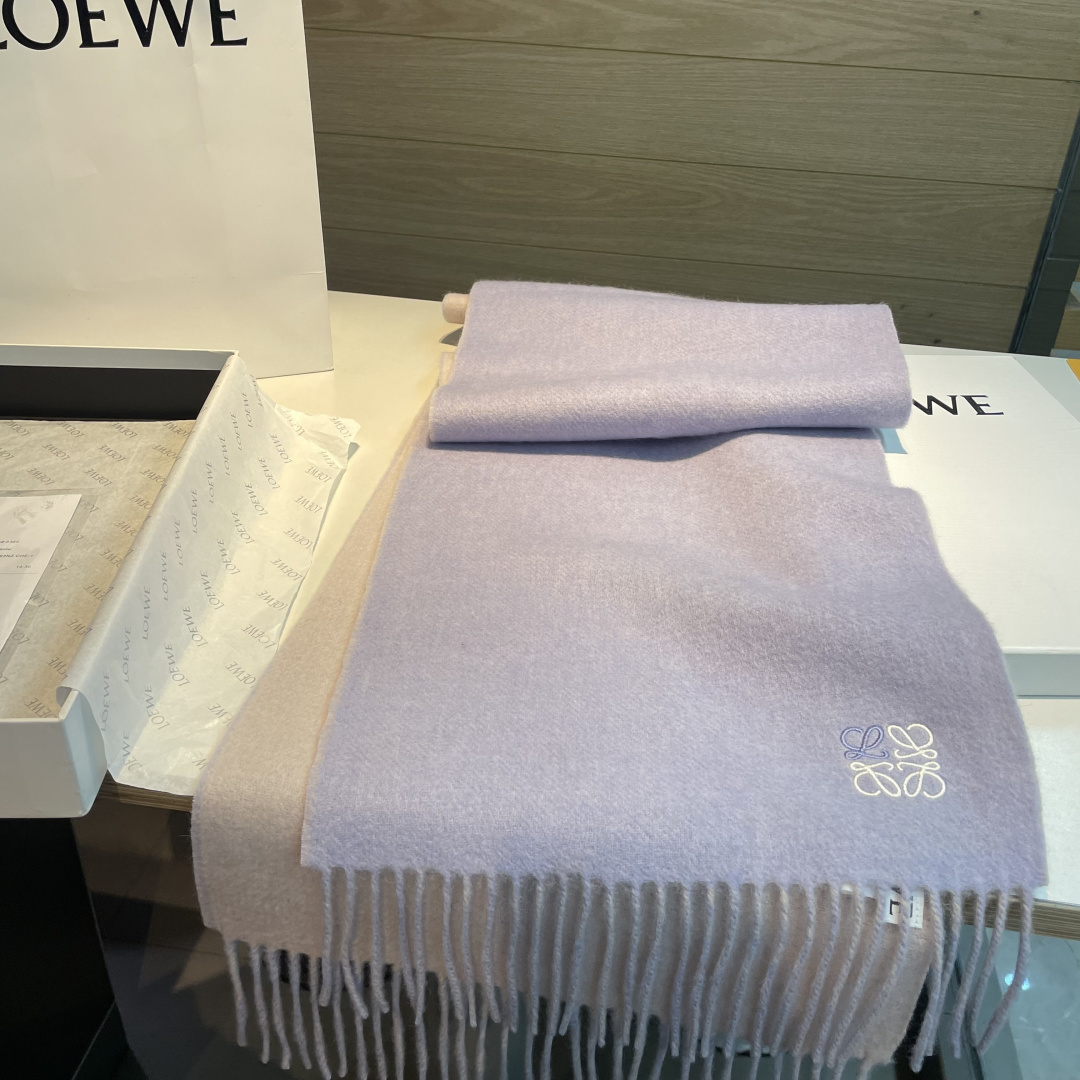 上新！Loewe · 罗意威️难得一见的温柔配色，低调又不失优雅❗️】重点推荐❗️双面配色，一条围巾两种风格搭配，高级舒
