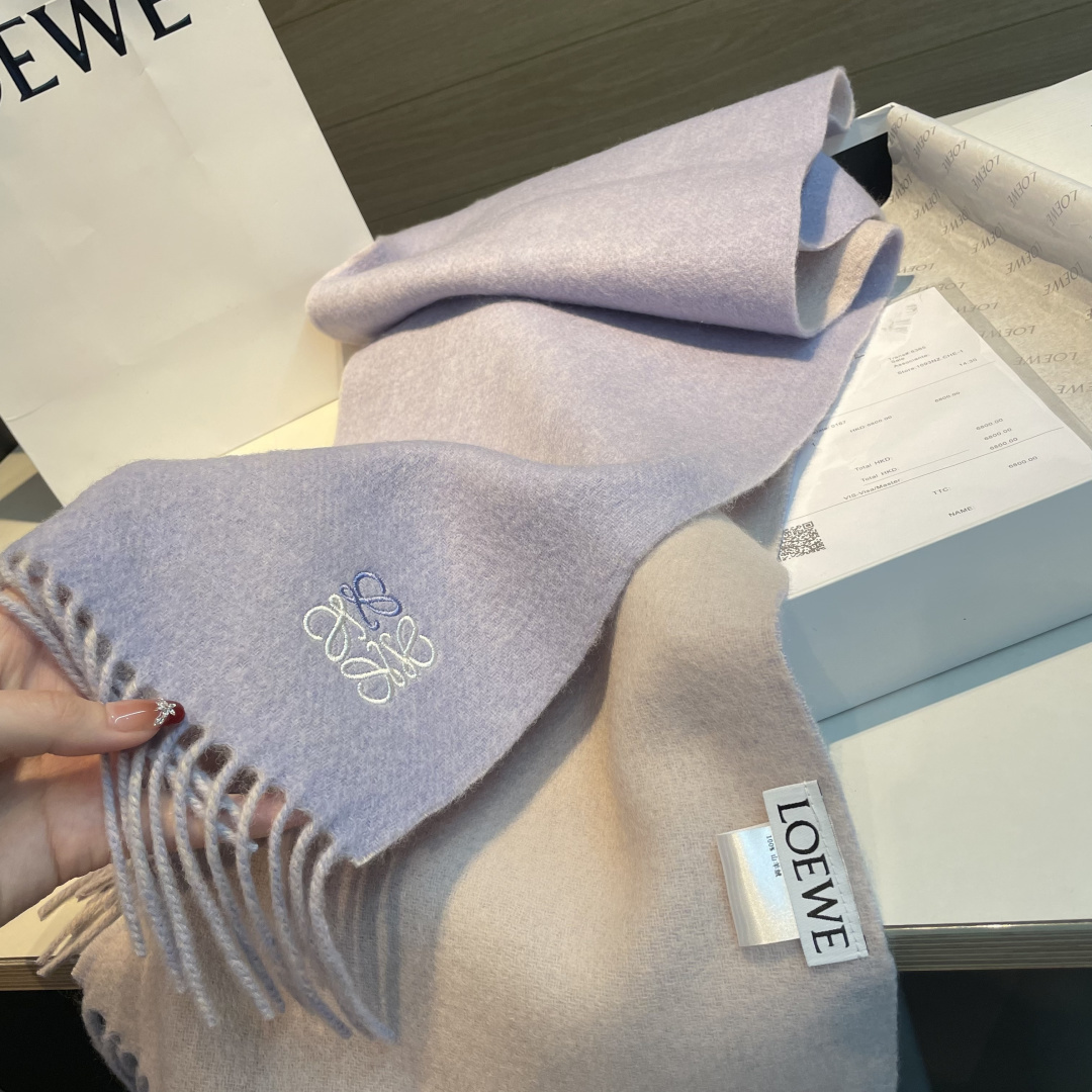 上新！Loewe · 罗意威️难得一见的温柔配色，低调又不失优雅❗️】重点推荐❗️双面配色，一条围巾两种风格搭配，高级舒