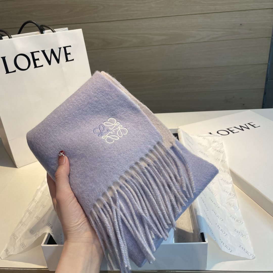 上新！Loewe · 罗意威️难得一见的温柔配色，低调又不失优雅❗️】重点推荐❗️双面配色，一条围巾两种风格搭配，高级舒