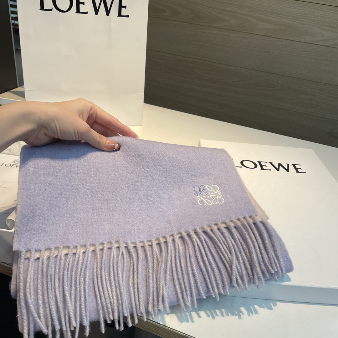 上新！Loewe · 罗意威️难得一见的温柔配色，低调又不失优雅❗️】重点推荐❗️双面配色，一条围巾两种风格搭配，高级舒
