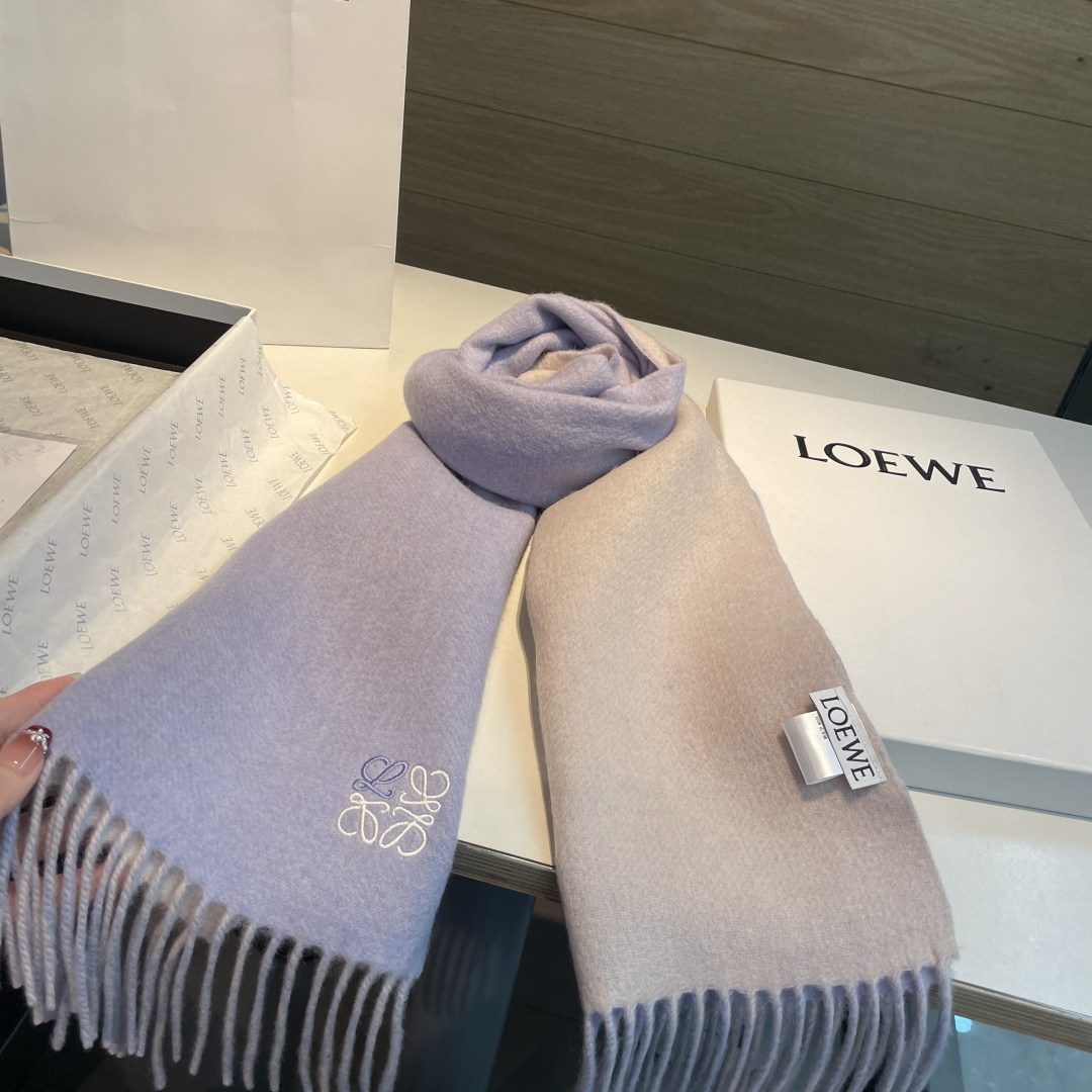 上新！Loewe · 罗意威️难得一见的温柔配色，低调又不失优雅❗️】重点推荐❗️双面配色，一条围巾两种风格搭配，高级舒