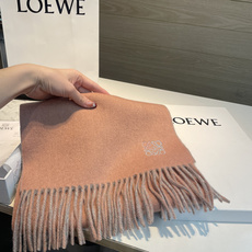 上新!Loewe · 罗意威️难得一见的温柔配色,低调又不失优雅❗️】重点推荐❗️双面配色,一条围巾两种风格搭配,高级舒 上新!Loewe · 罗意威️难得一见的温柔配色,低调又不失优雅❗️】重点推荐❗️双面配色,一条围巾两种风格搭配,高级舒
