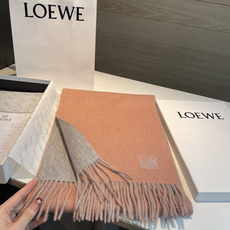 上新!Loewe · 罗意威️难得一见的温柔配色,低调又不失优雅❗️】重点推荐❗️双面配色,一条围巾两种风格搭配,高级舒 上新!Loewe · 罗意威️难得一见的温柔配色,低调又不失优雅❗️】重点推荐❗️双面配色,一条围巾两种风格搭配,高级舒