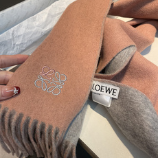 上新!Loewe · 罗意威️难得一见的温柔配色,低调又不失优雅❗️】重点推荐❗️双面配色,一条围巾两种风格搭配,高级舒 上新!Loewe · 罗意威️难得一见的温柔配色,低调又不失优雅❗️】重点推荐❗️双面配色,一条围巾两种风格搭配,高级舒