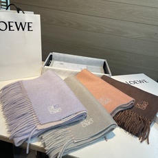 上新!Loewe · 罗意威️难得一见的温柔配色,低调又不失优雅❗️】重点推荐❗️双面配色,一条围巾两种风格搭配,高级舒 上新!Loewe · 罗意威️难得一见的温柔配色,低调又不失优雅❗️】重点推荐❗️双面配色,一条围巾两种风格搭配,高级舒