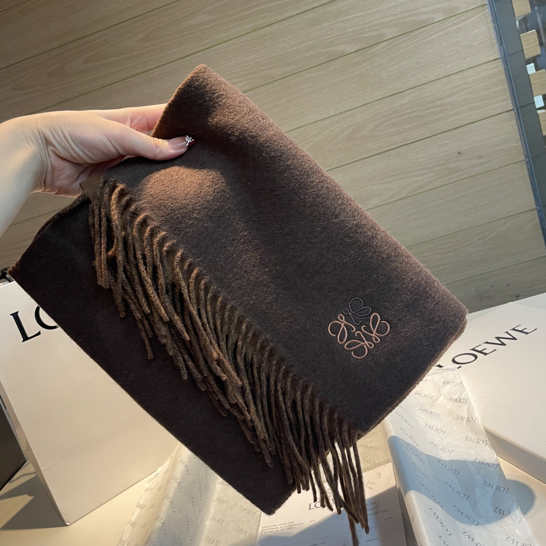 上新！Loewe · 罗意威️难得一见的温柔配色，低调又不失优雅❗️】重点推荐❗️双面配色，一条围巾两种风格搭配，高级舒