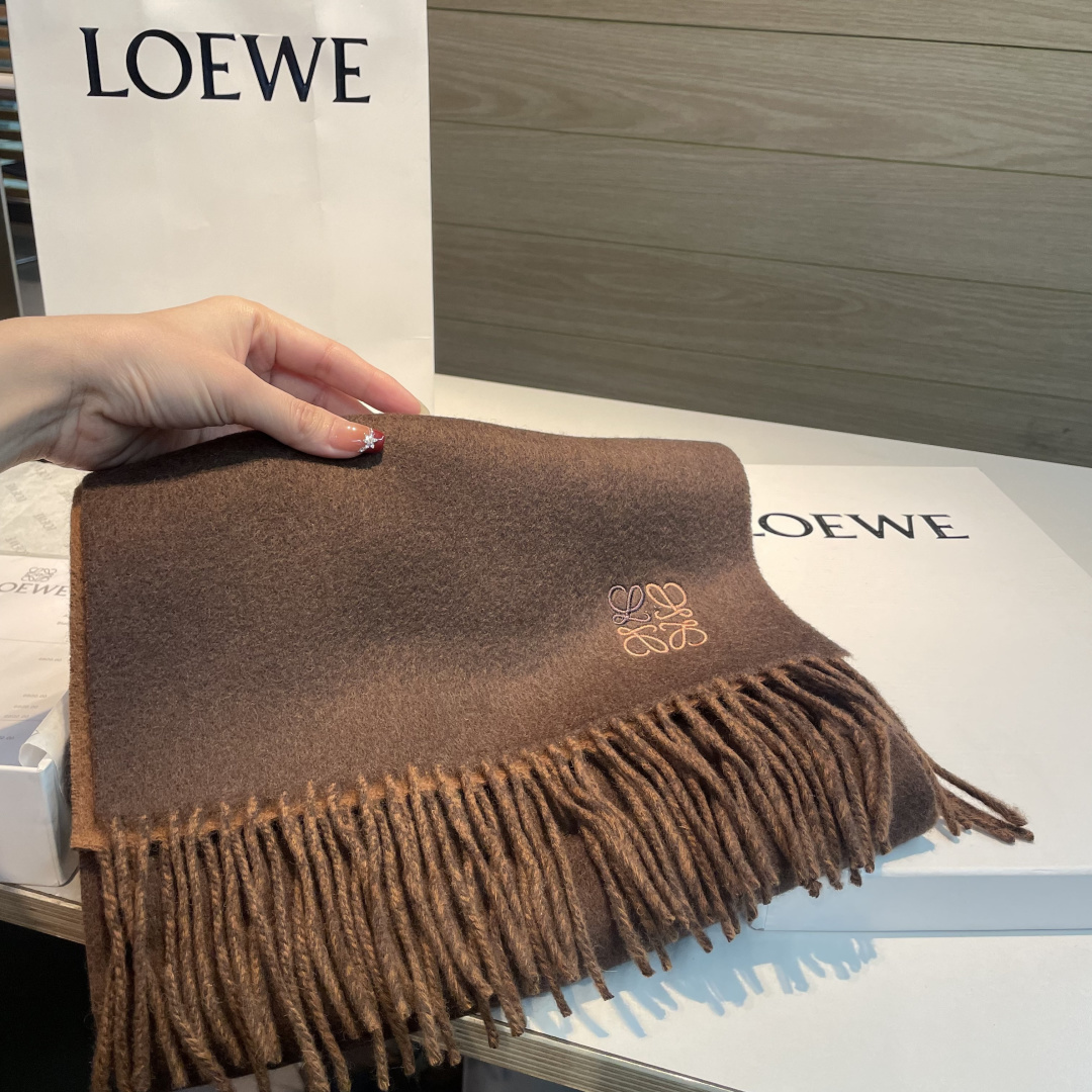上新！Loewe · 罗意威️难得一见的温柔配色，低调又不失优雅❗️】重点推荐❗️双面配色，一条围巾两种风格搭配，高级舒