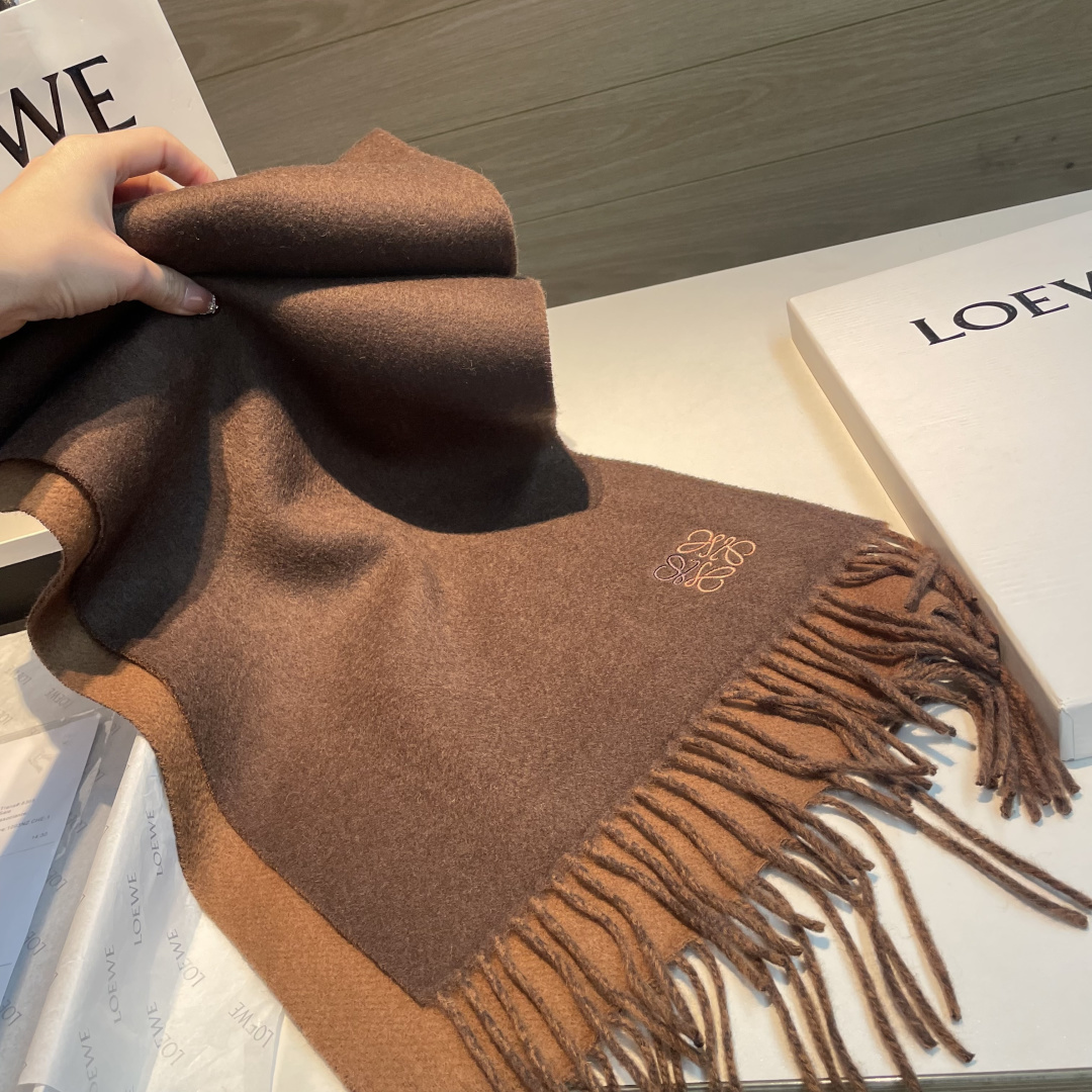 上新！Loewe · 罗意威️难得一见的温柔配色，低调又不失优雅❗️】重点推荐❗️双面配色，一条围巾两种风格搭配，高级舒
