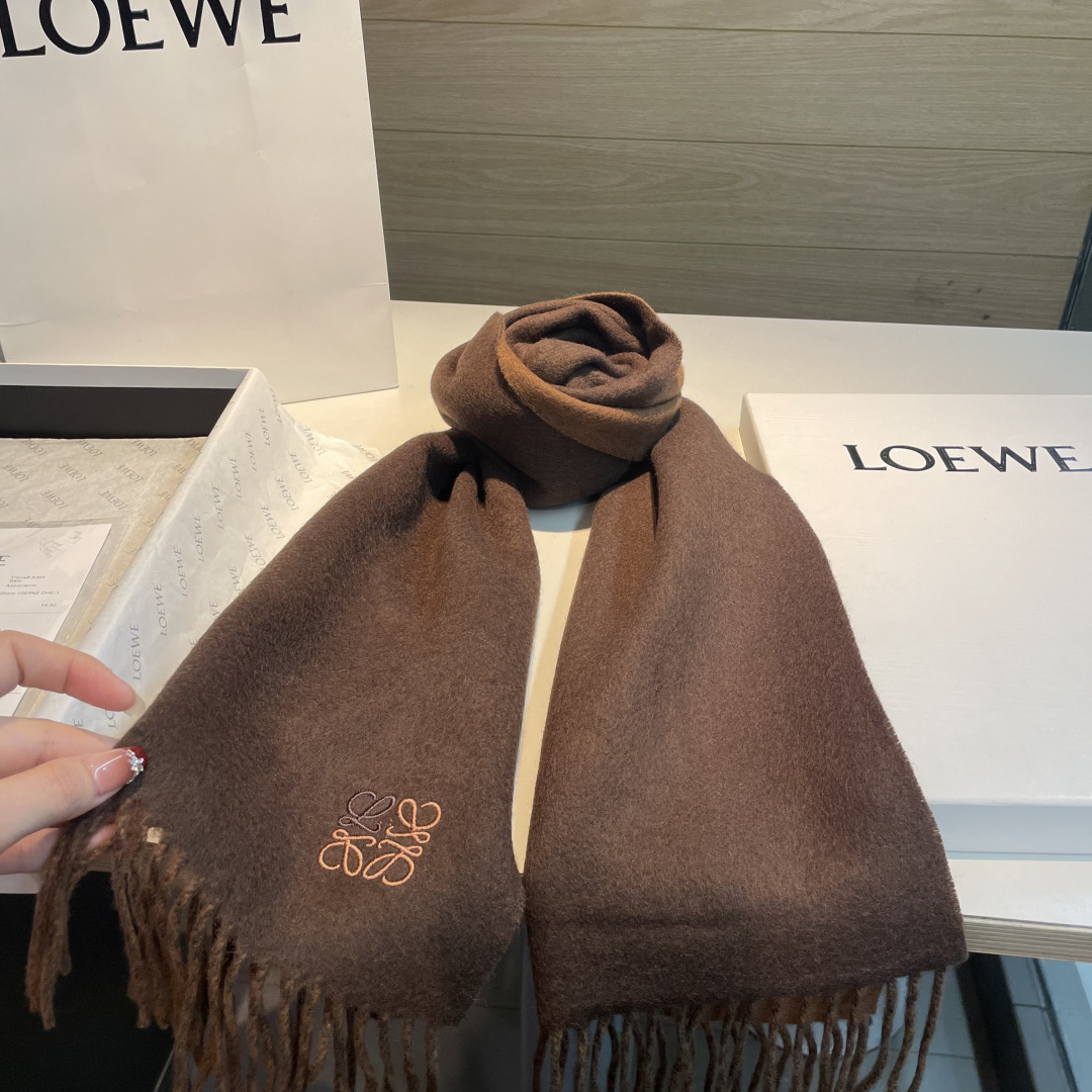 上新！Loewe · 罗意威️难得一见的温柔配色，低调又不失优雅❗️】重点推荐❗️双面配色，一条围巾两种风格搭配，高级舒