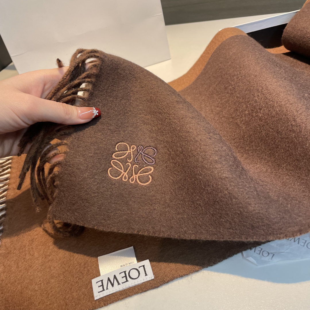 上新！Loewe · 罗意威️难得一见的温柔配色，低调又不失优雅❗️】重点推荐❗️双面配色，一条围巾两种风格搭配，高级舒