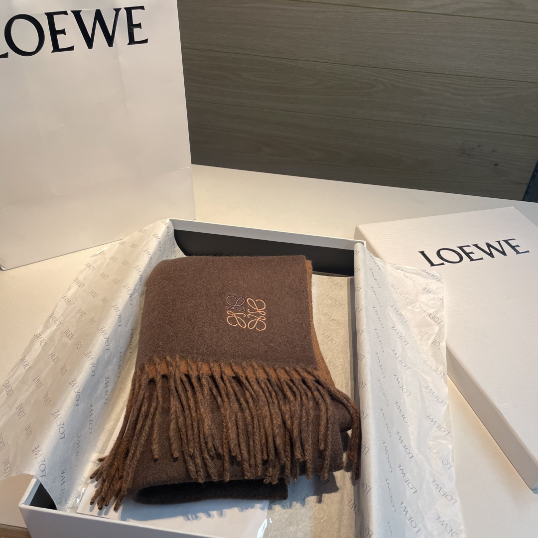上新！Loewe · 罗意威️难得一见的温柔配色，低调又不失优雅❗️】重点推荐❗️双面配色，一条围巾两种风格搭配，高级舒