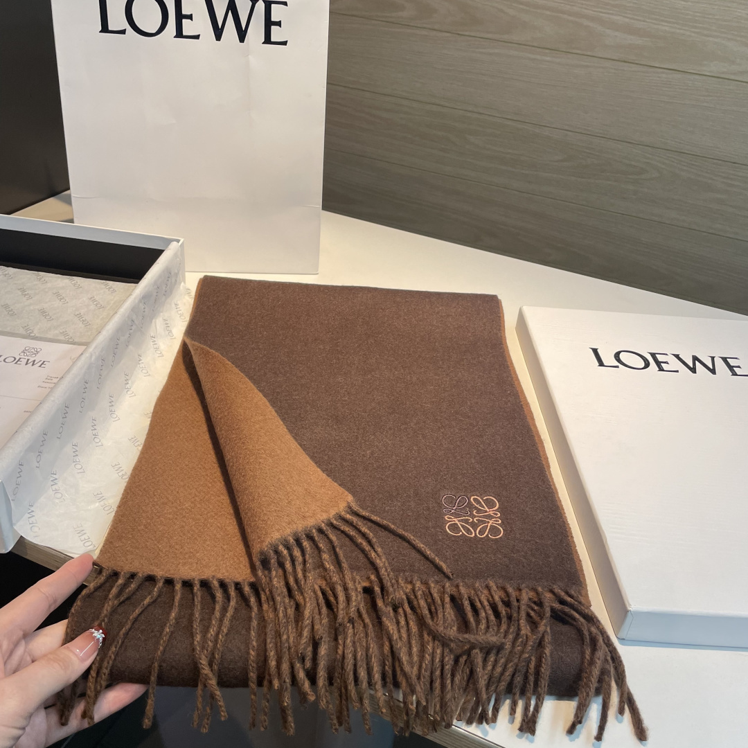 上新！Loewe · 罗意威️难得一见的温柔配色，低调又不失优雅❗️】重点推荐❗️双面配色，一条围巾两种风格搭配，高级舒