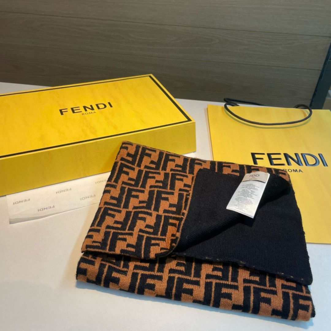 中性款 新款Fendi双面，喜欢小众不撞款的Fendi推荐入！】时髦过冬！！非常的低调奢华，精致大气的简约设计，高级时髦