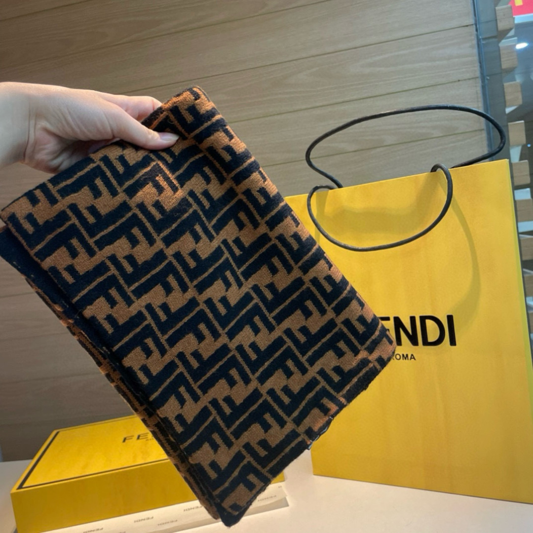 中性款 新款Fendi双面，喜欢小众不撞款的Fendi推荐入！】时髦过冬！！非常的低调奢华，精致大气的简约设计，高级时髦