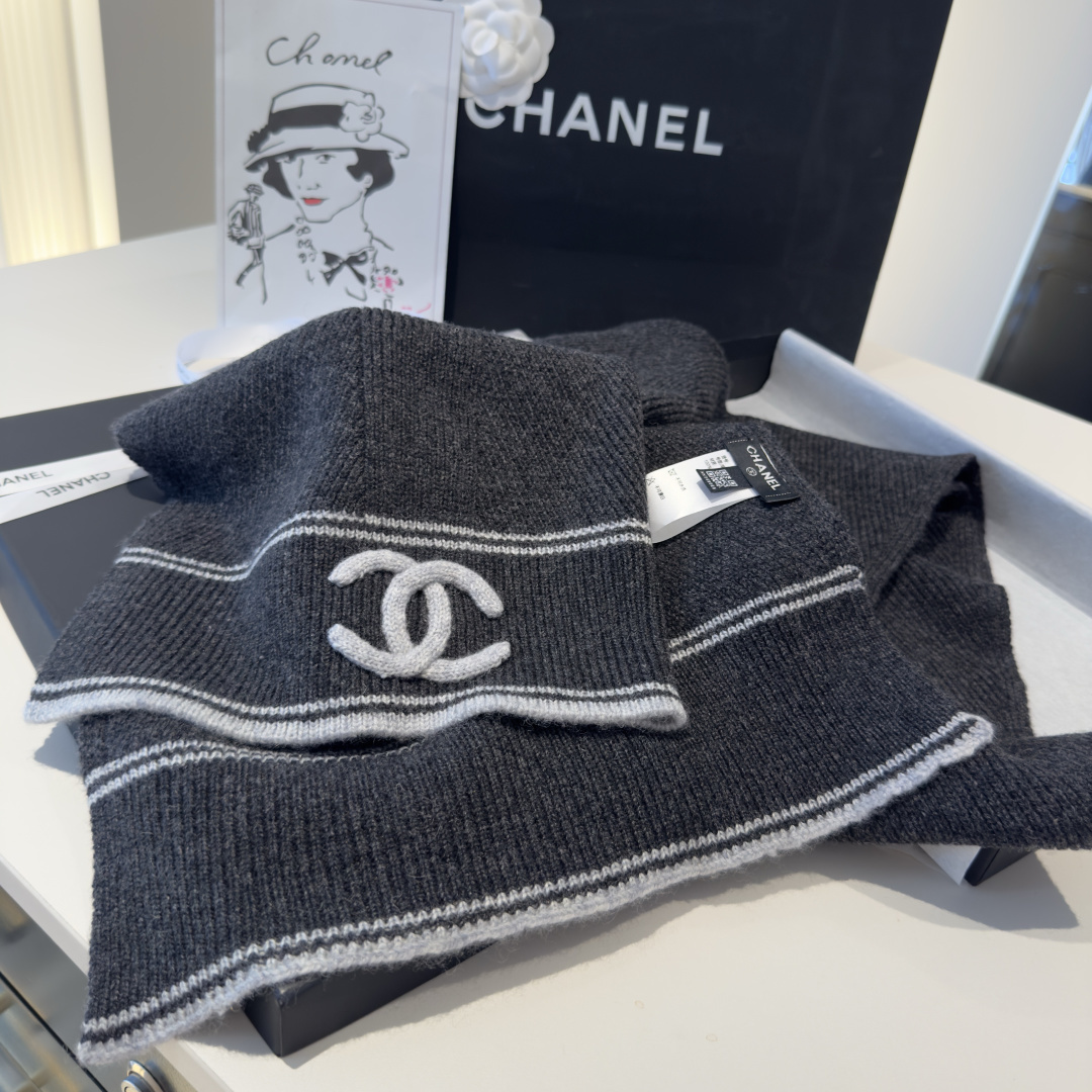 Chanel 香奈儿专柜新款【小香浮雕双C围巾】💖💖美翻了[流泪]御用殿堂级极品，新款专柜在售 进口纯羊绒时尚绣花针织毛