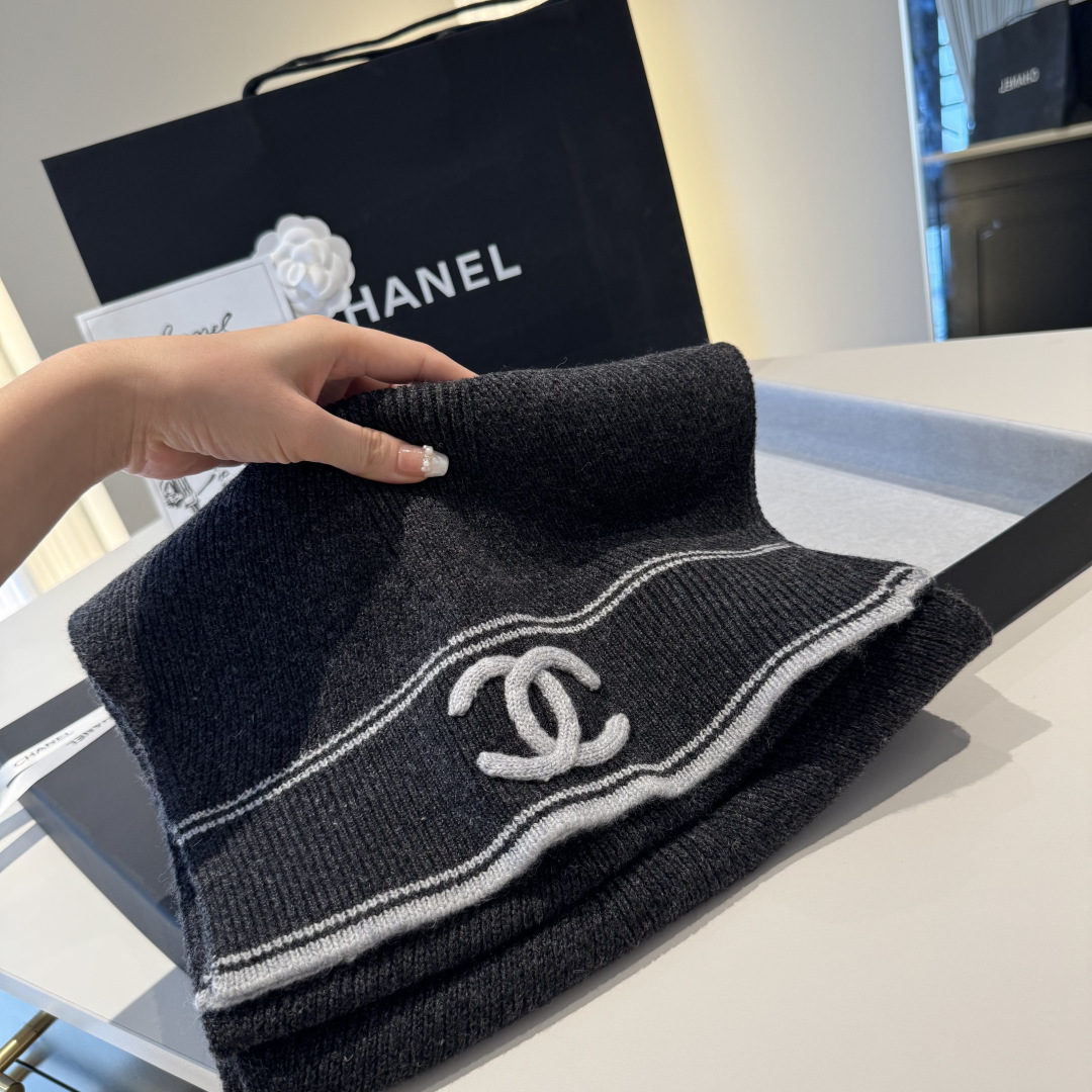 Chanel 香奈儿专柜新款【小香浮雕双C围巾】💖💖美翻了[流泪]御用殿堂级极品，新款专柜在售 进口纯羊绒时尚绣花针织毛