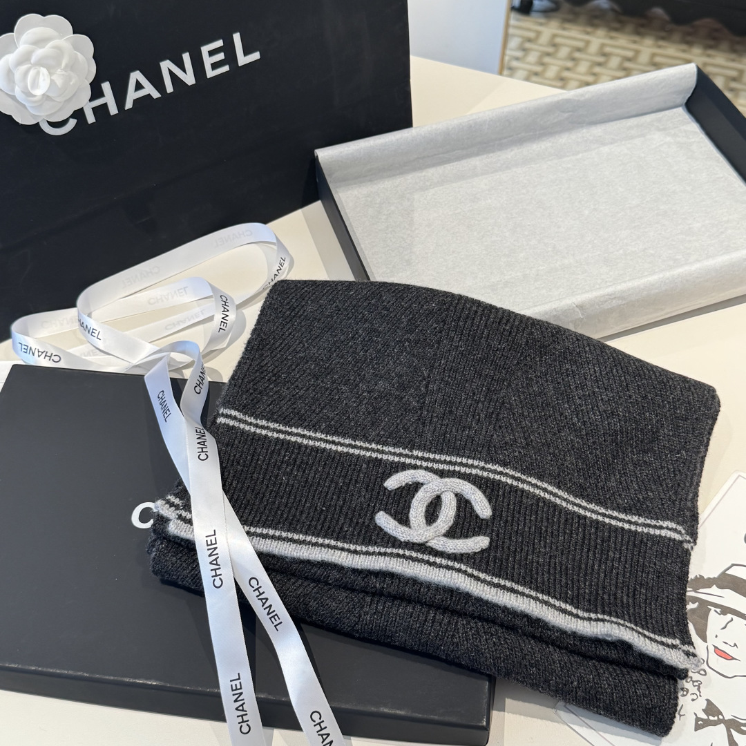 Chanel 香奈儿专柜新款【小香浮雕双C围巾】💖💖美翻了[流泪]御用殿堂级极品，新款专柜在售 进口纯羊绒时尚绣花针织毛