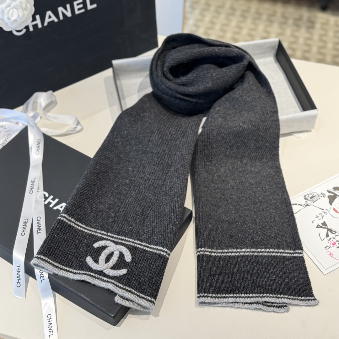 Chanel 香奈儿专柜新款【小香浮雕双C围巾】💖💖美翻了[流泪]御用殿堂级极品，新款专柜在售 进口纯羊绒时尚绣花针织毛
